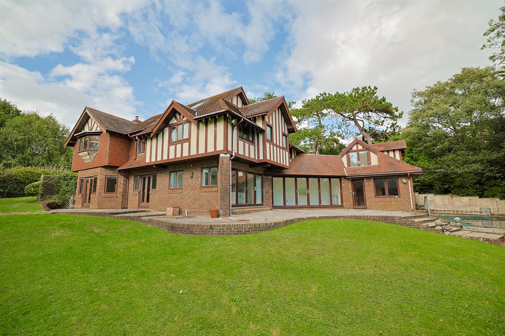 Grovewood, Groves Avenue, Langland, Swansea, SA3 4QF